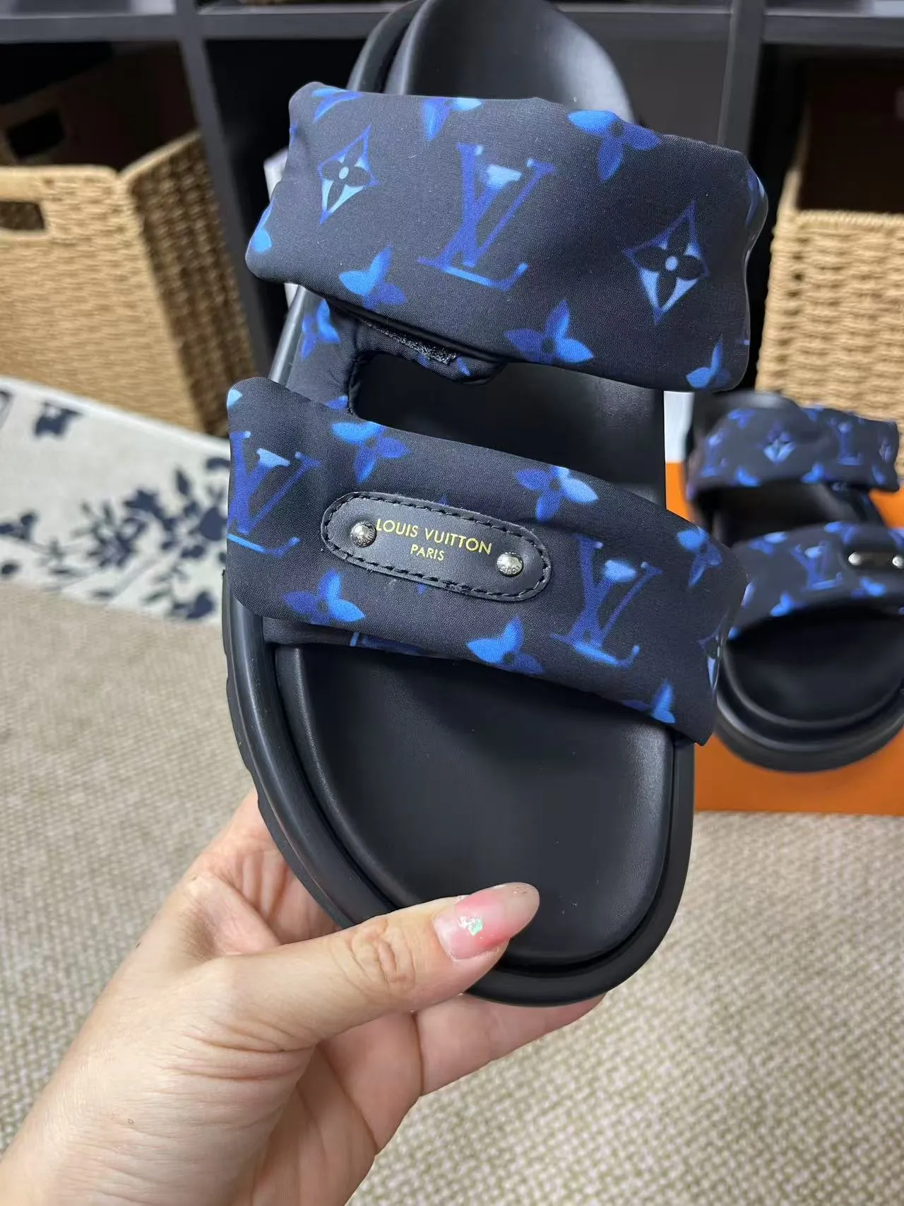 P340 yuan LV Louis Vuitton Full of high-end feel! A popular model among bloggers at home and abroad, it’s retro and fashionable, and looks stunning on your feet! Mainly recommended model on the official website★ ━━━━━ ЅᏇєєt ━━━━━ ▪️Upper: original calfskin ➕5D printing process ▪️Inner: imported mixed sheepskin ▪️Outsole: original molded foam outsole ▪️Size: Female 35-40 Men's 39-44 (women's 41 men's 45)